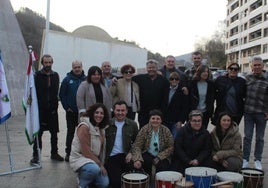 Componentes de Tata, Umore Ona y representante municipal en la presentación llevada a cabo en los frontones Oteiza.