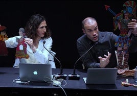 uEstitxu Zaldua y Juanjo Herrero explicando la historia y técnicas de los títeres.