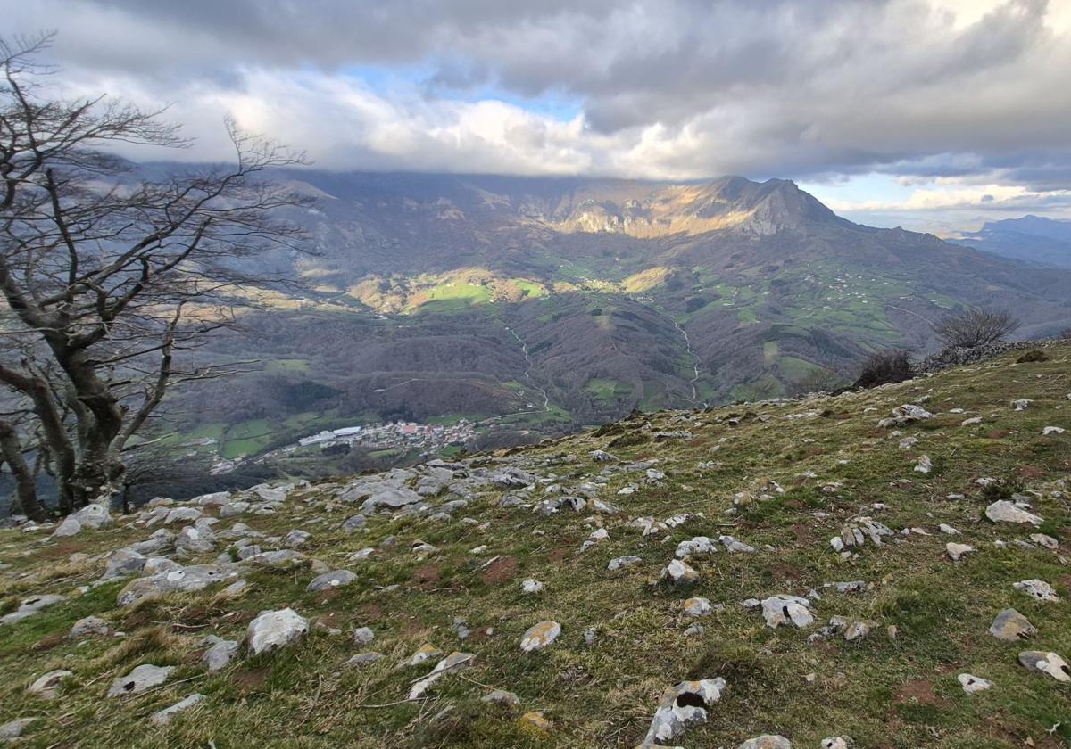Las vistas de Balerdi, Artubi, Betelu, Azkarate y Gaintza son espectaculares desde los alrededores de Elosta.