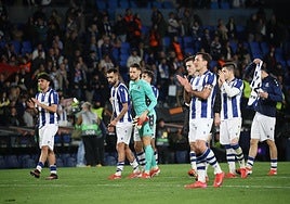 Los jugadores de la Real aplauden a la afición al finalizar el partido.