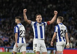 Oyarzabal celebra el empate tras marcar el penalti en el segundo tiempo.