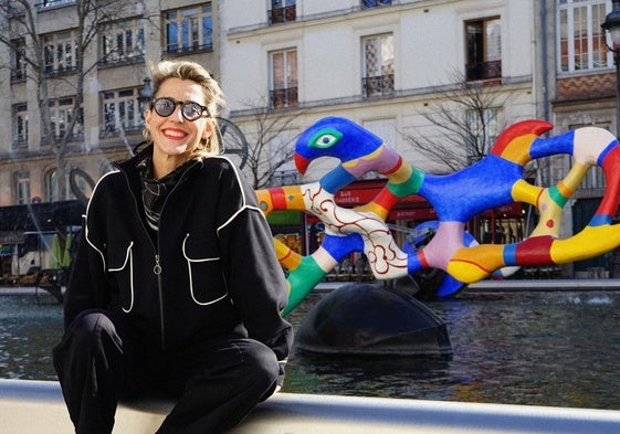 La directora creativa posa en la Fontaine Stravinsky de París.
