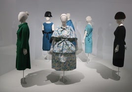 Nuevas piezas en la muestra 'Cristóbal Balenciaga. Técnica, Materia y Forma' presentada este viernes.