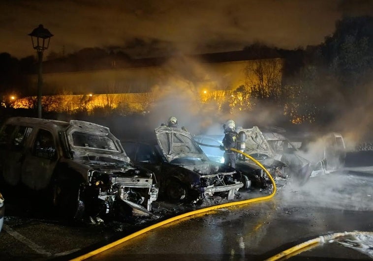 Los bomberos trabajan en sofocar el incendio que ha afectado a diez coches, cinco de ellos han resultado calcinados