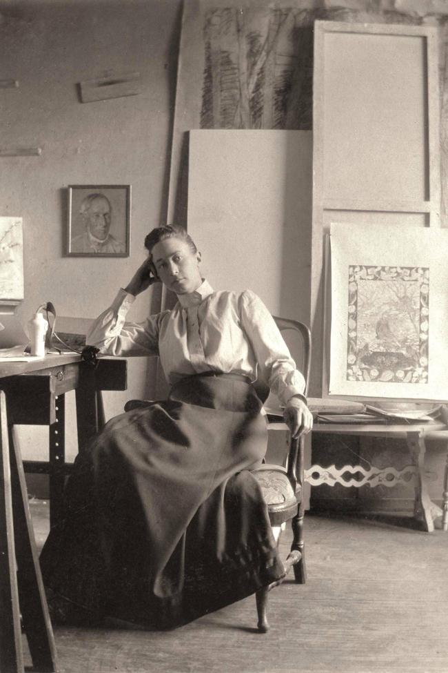 Hilma af Klint en su estudio.