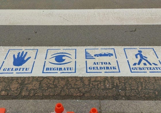 Amurrio renueva la señalización vial con color azul.