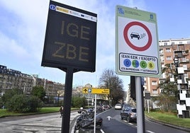 Carteles que advierten del inicio de la ZBE en Donostia.