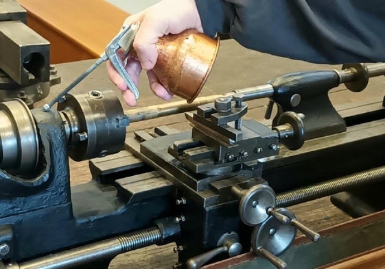 Un operario engrasa una de las viejas máquinas que siguen funcionando en el Museo de la Máquina-Herramienta.