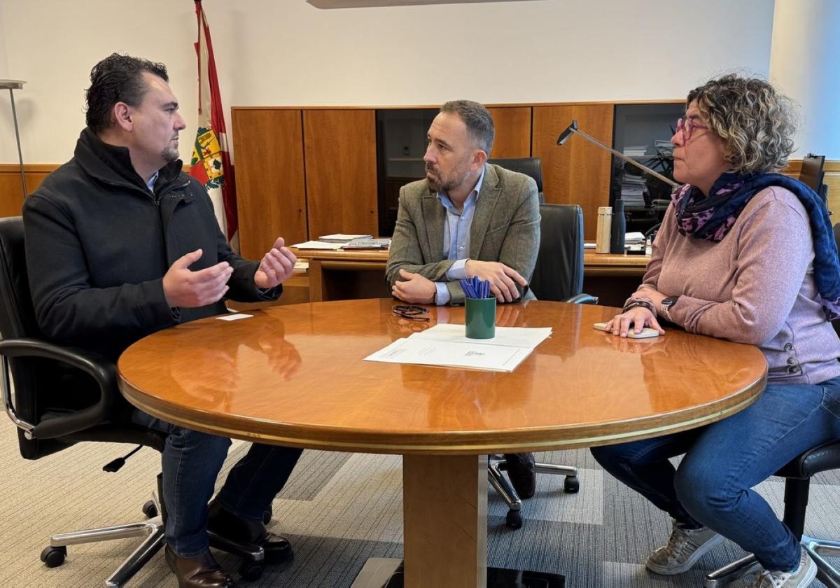 Los concejales Aritz Murua y Yoana Sánchez se ha reunido con el consejero de Vivienda Denis Itxaso.