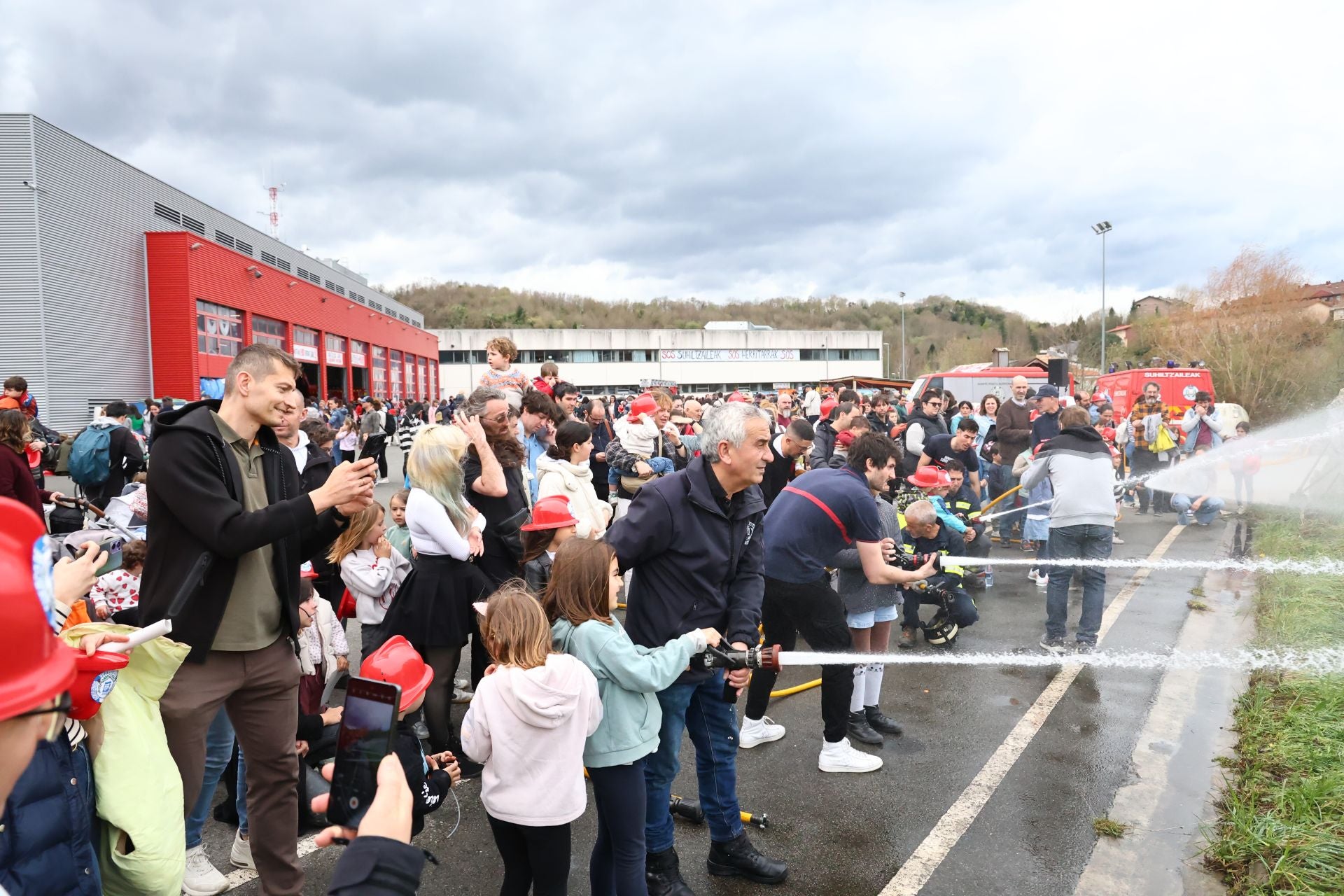 Así ha sido la jornada de puertas abiertas en el parque de bomberos de Donostia