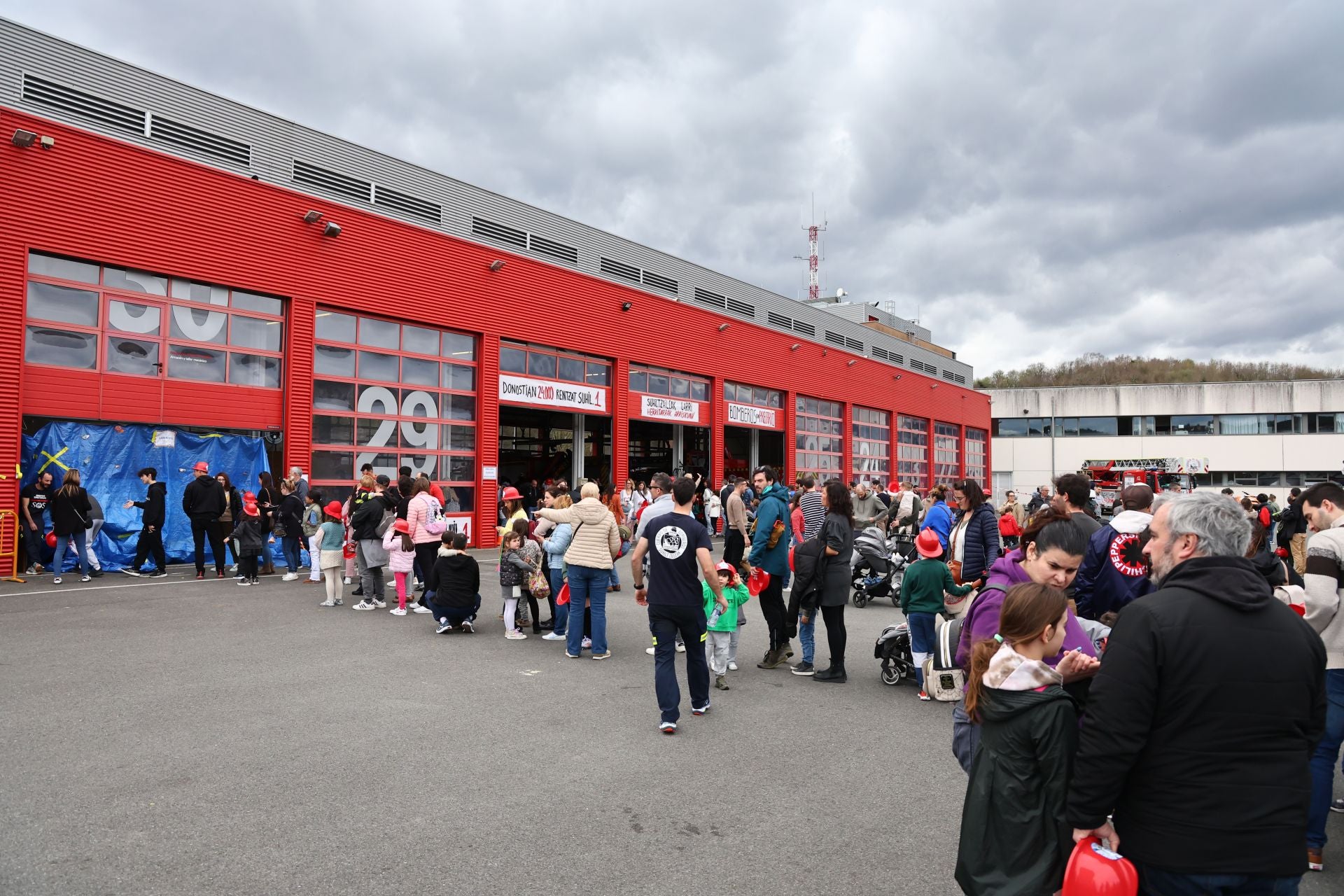 Así ha sido la jornada de puertas abiertas en el parque de bomberos de Donostia