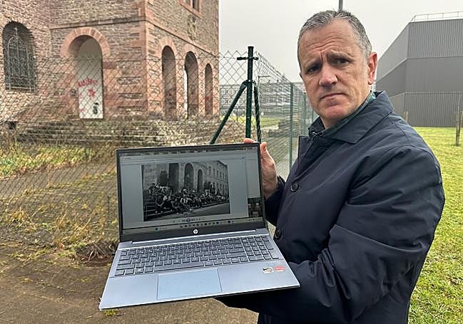 Pablo Larraz con las grabaciones identificadas, ante la Iglesia