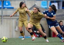 Lucía conduce el esférico y trata de zafarse la local Laura, en el partido de este sábado en Badalona.