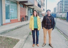 Irati Romero y David Cabezuelo, en Aitza kalea, en Azken Portu, cerrado con vallado por las obras.