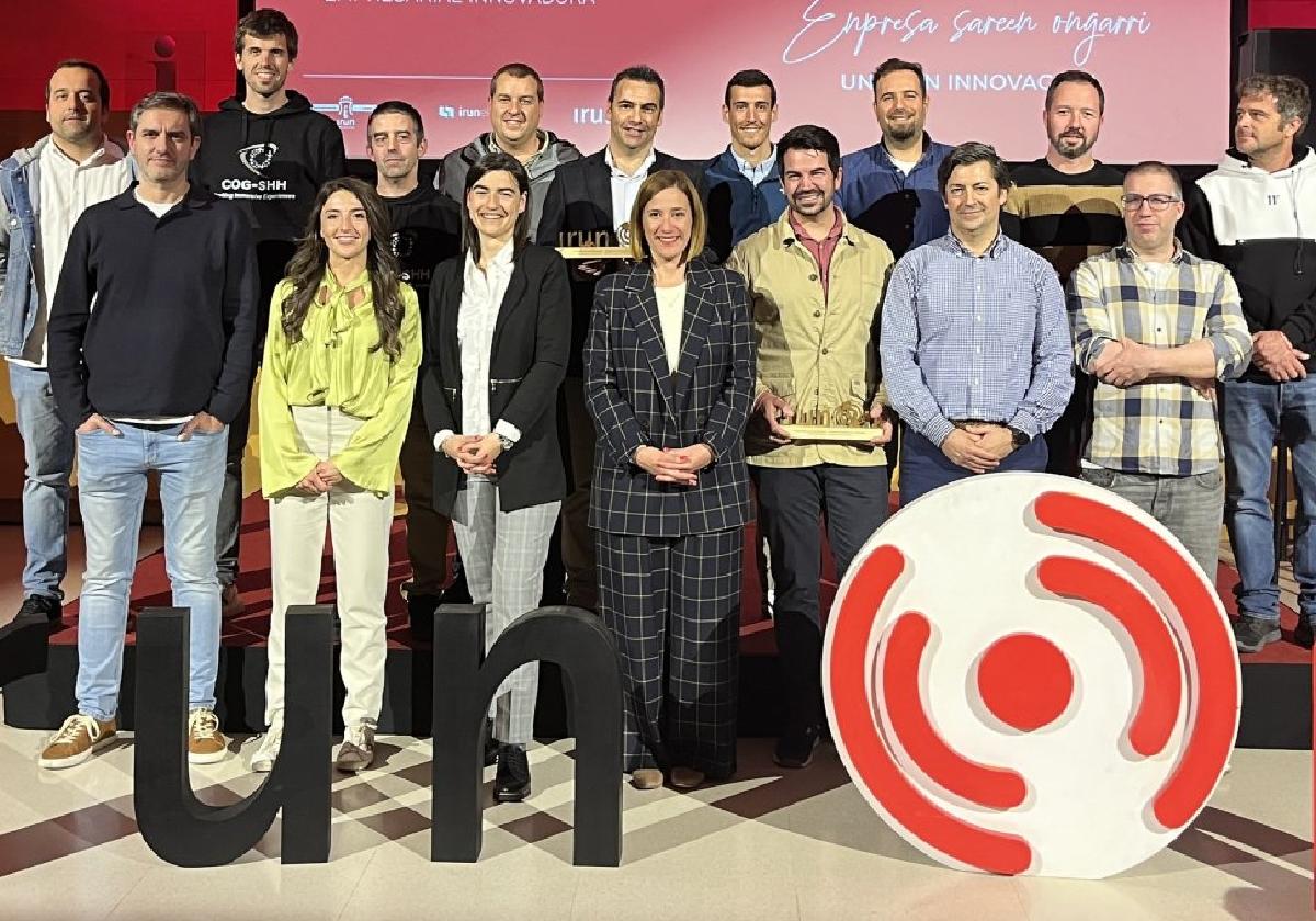 Foto de familia de premiados, representantes institucionales y de la organización de la iniciativa, tras la entrega de premios en Ficoba.