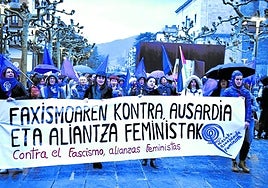La cabeza de la manifestación del 8-M, en el momento de partir ayer desde la plaza del Triángulo.