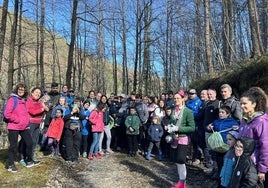 Los participantes se internaron en los preciosos parajes de la plantación guiados por los actores de 'Ékoma Teatro'.