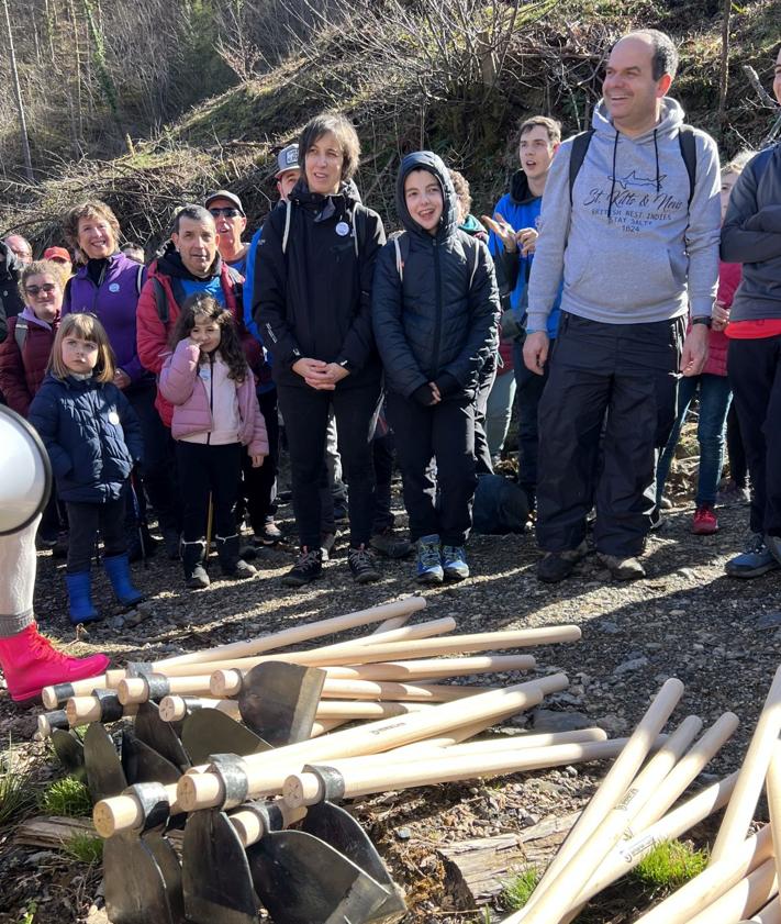 Imagen secundaria 2 - Los 'padrinos' se dieron cita en Barrendiola y tras llegar al lugar elegido, con las azadas que se repartieron procedieron a plantar los árboles.
