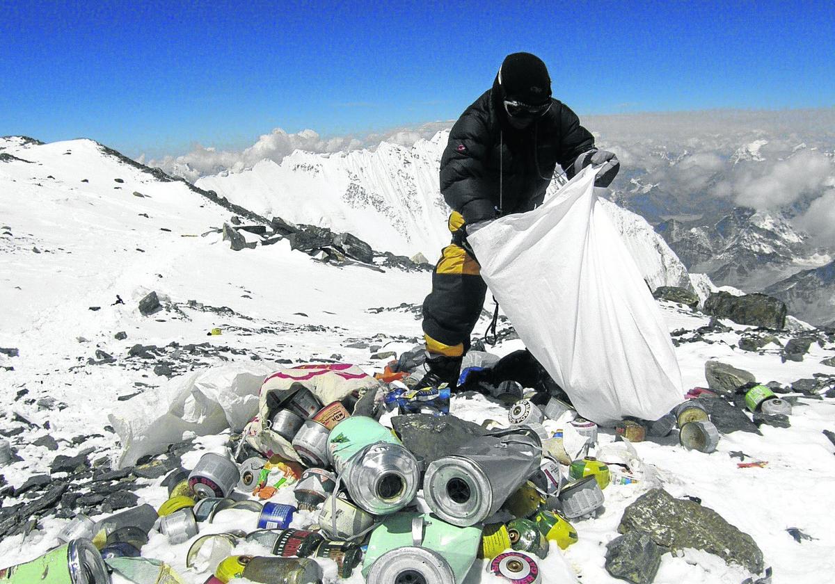 Una gran montaña de basura acumulada en una cavidad que ha localizado Lurpea garbi en Tolosaldea.