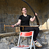 Izadi Arrospide Leaburuko plazan, txikitako sega, arraitza eta sega-potoa eskuetan dituela