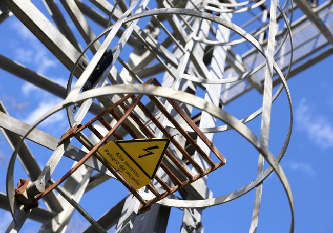 La trampilla de seguridad, con la cerradura abajo a la izquierda.