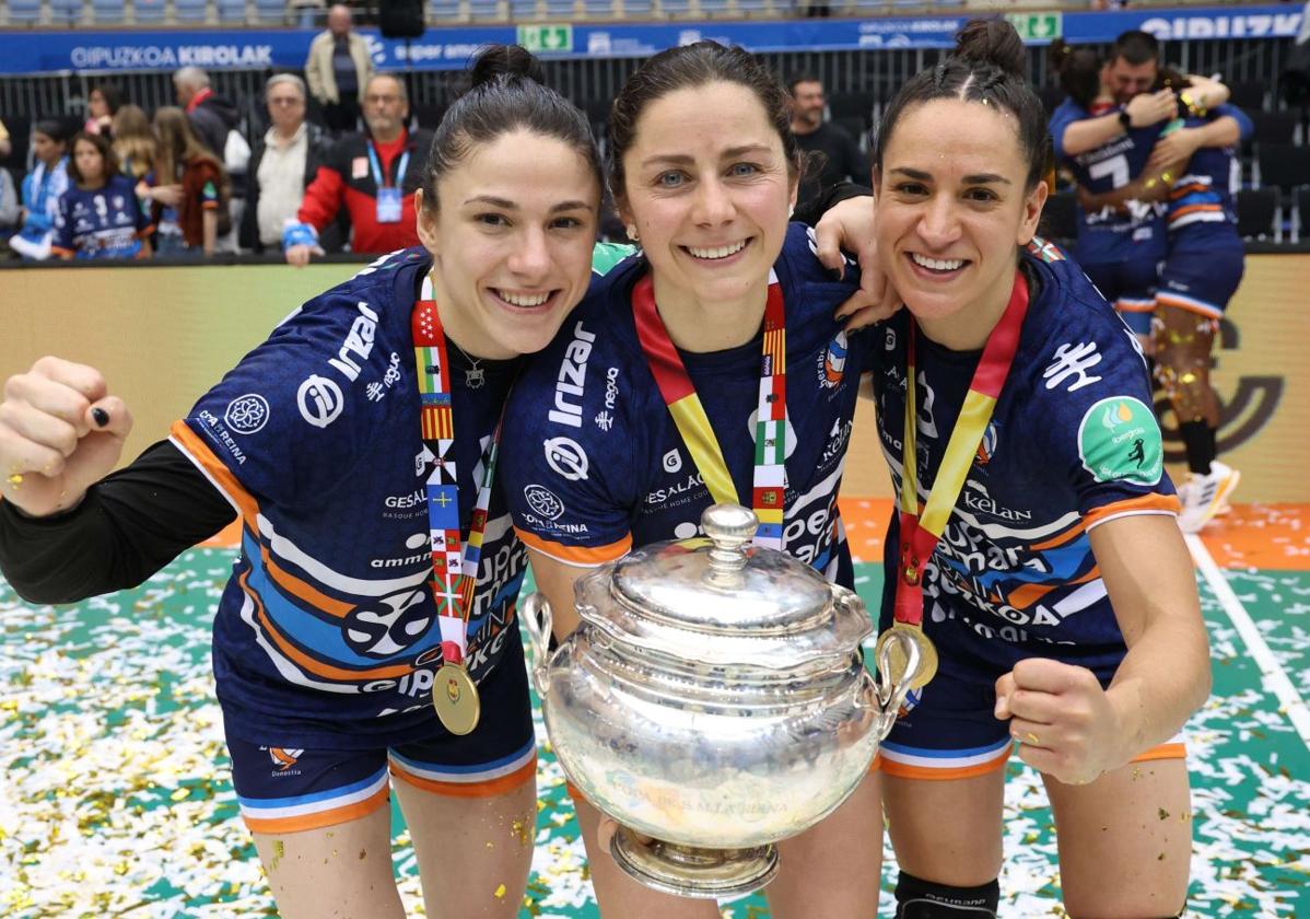Las capitanas del Super Amara, Etxeberria, Menéndez y Arrojeria celebran la Copa del 2024 en Illunbe.