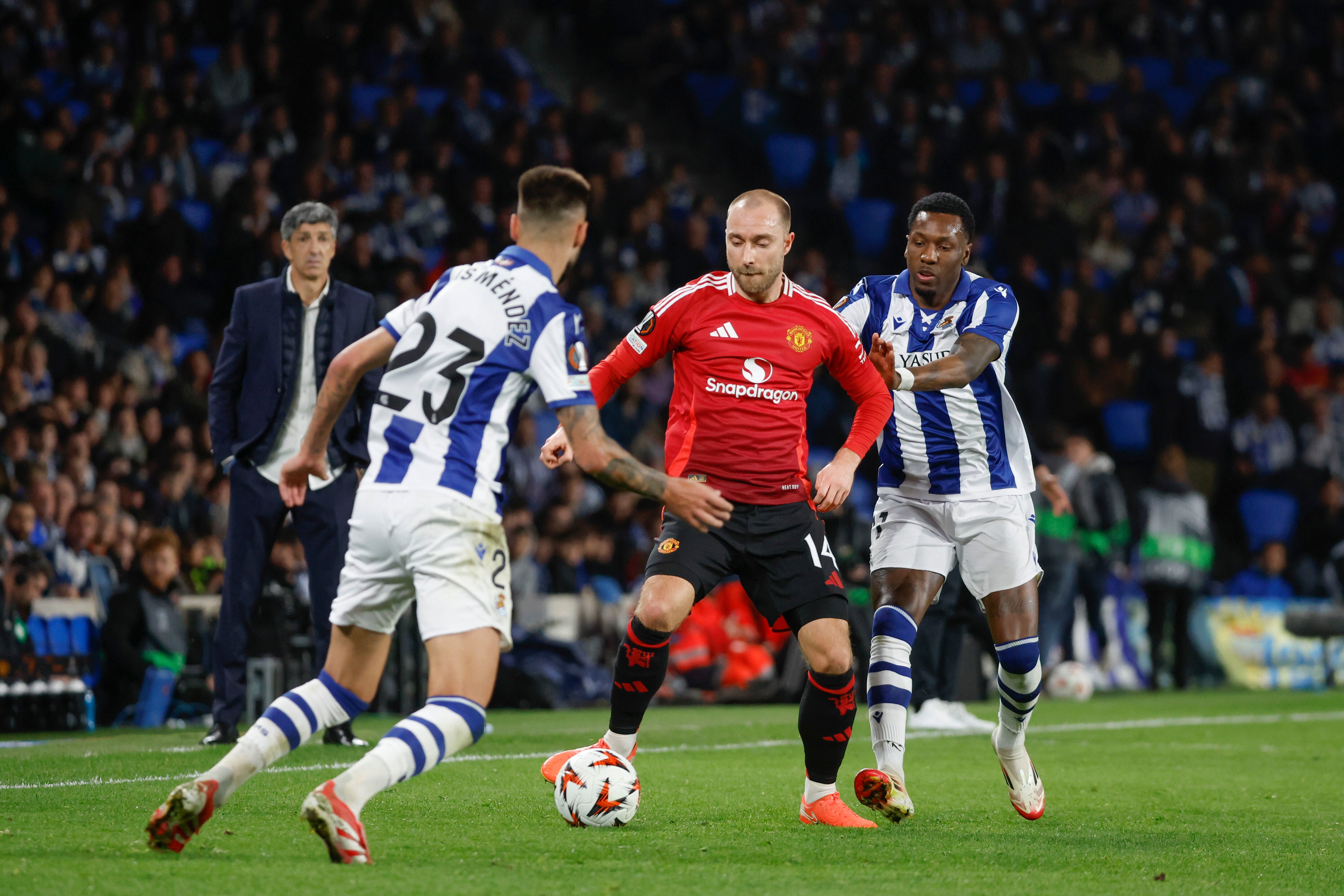 Eriksen controla el balón ante la presión de Becker y Brais en el partido de ida del pasado jueves.
