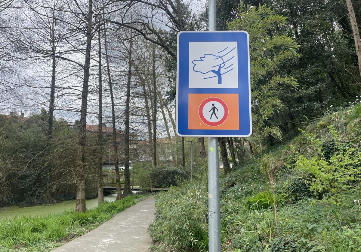 Una imagen de una de la curiosa señal en el parque de Murgia.