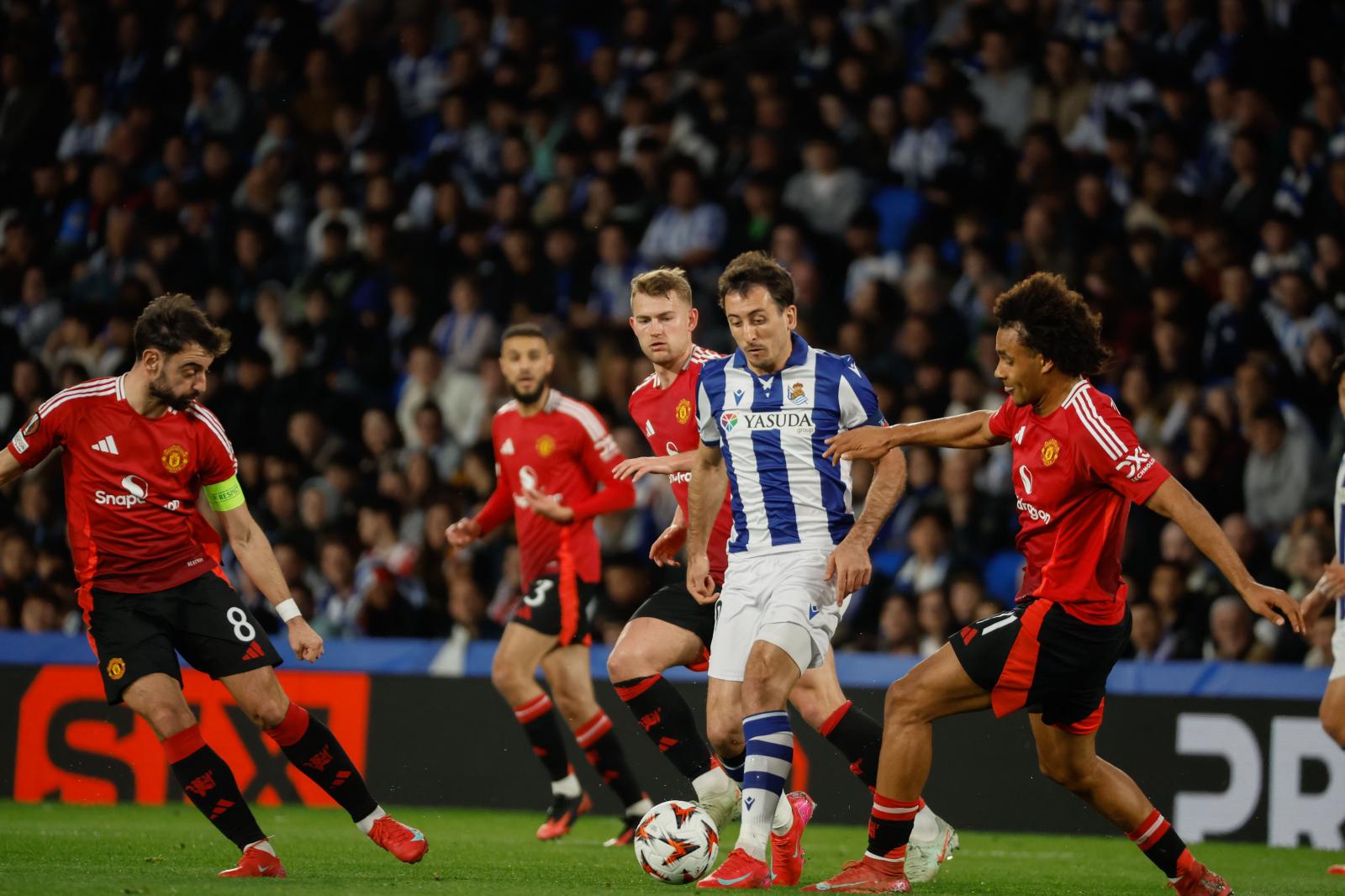 Oyarzabal, rodeado de jugadores del United, el pasado jueves en Anoeta