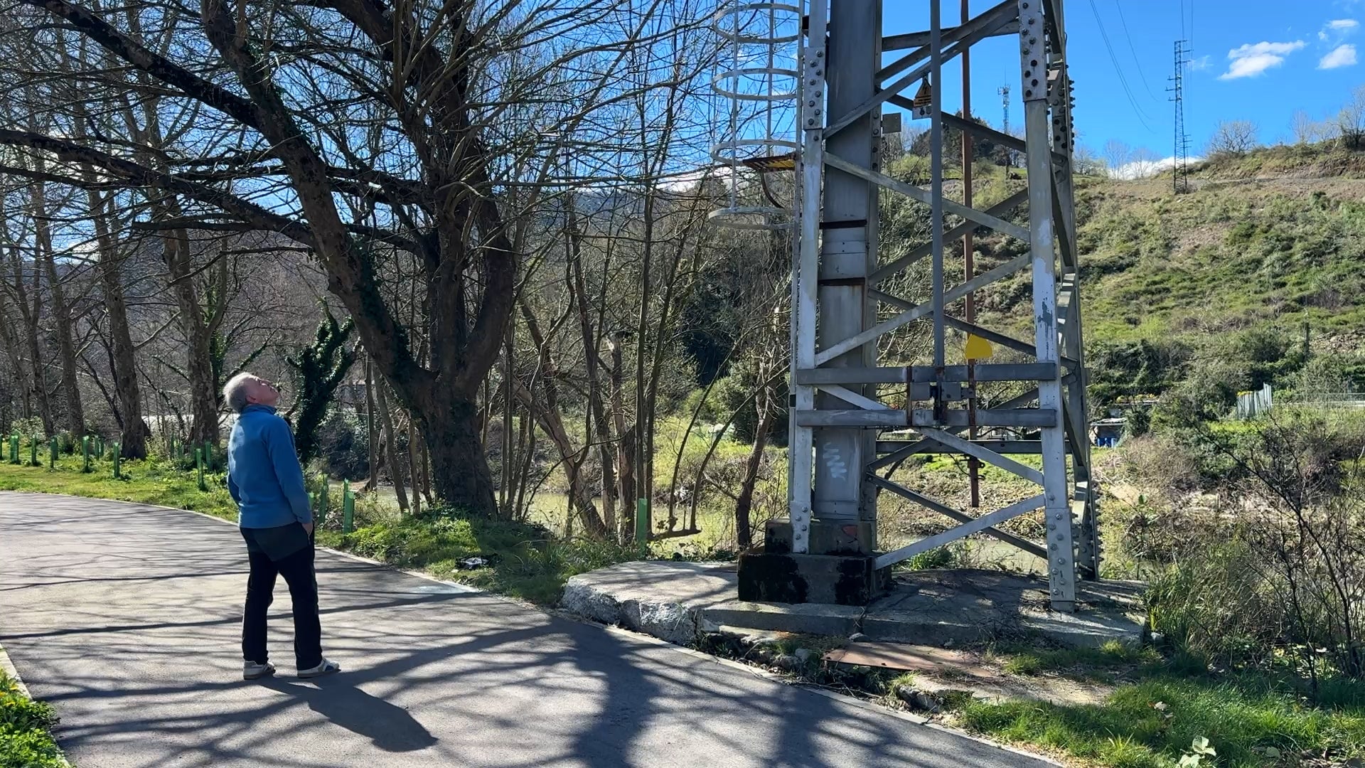 Aún hay restos de prendas quemadas tras el accidente en la torre de alta tensión de Usurbil