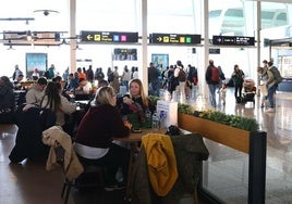 Pasajeros en el aeropuero de Bilbao.