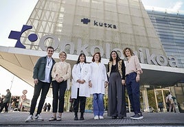 Los expertos en diversos ámbitos del cuidado posan frente al Onkologikoa.
