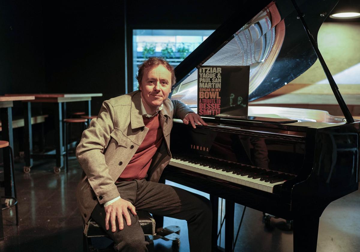 El pianista donostiarra Paul San Martín presenta la portada del vinilo.