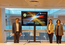 Fernando Mañas, director general de Cesol; Nuria Alzaga, alcaldesa de Irun en funciones, y Mónica Alday, directora de Unire