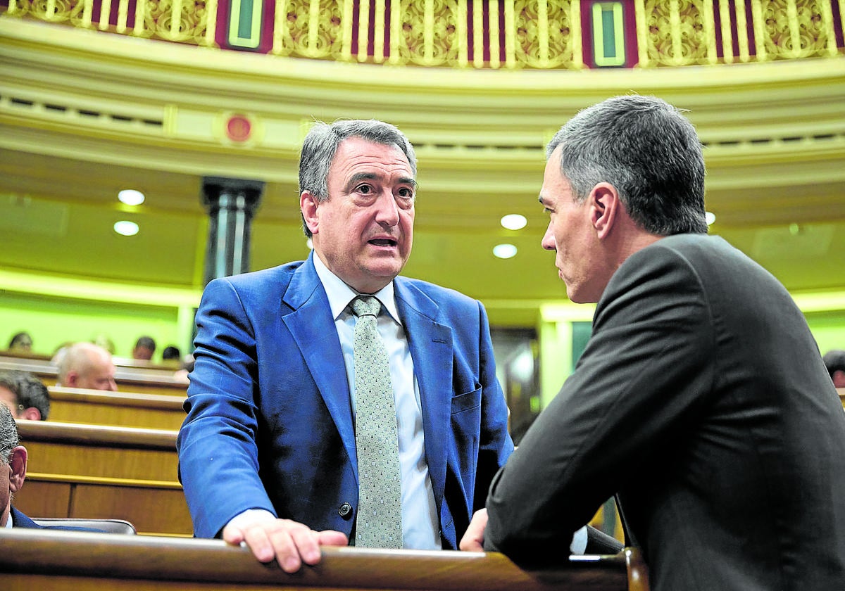 Pedro Sánchez y Aitor Esteban, en el último pleno en el Congreso.