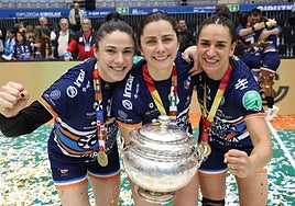 Las capitanas del Super Amara, Etxeberria, Menéndez y Arrojeria celebran la Copa del 2024 en Illunbe.