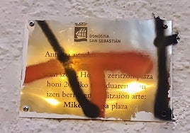 Denuncia Carlos Arregi: «Las placas situadas en el barrio del Antiguo en memoria de Mikel Laboa llevan muchísimo tiempo vandalizadas, en un estado lamentable. Una, con una pintada de algún maleducado, por definirlo de alguna manera, y la otra se soltó y nadie se ha preocupado de ponerla en su sitio, nueva o renovada».