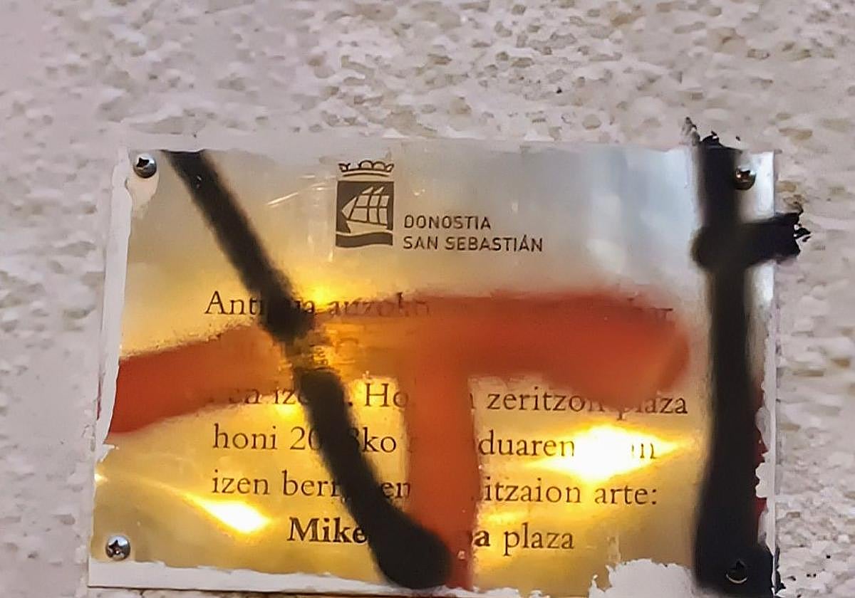 Denuncia Carlos Arregi: «Las placas situadas en el barrio del Antiguo en memoria de Mikel Laboa llevan muchísimo tiempo vandalizadas, en un estado lamentable. Una, con una pintada de algún maleducado, por definirlo de alguna manera, y la otra se soltó y nadie se ha preocupado de ponerla en su sitio, nueva o renovada».