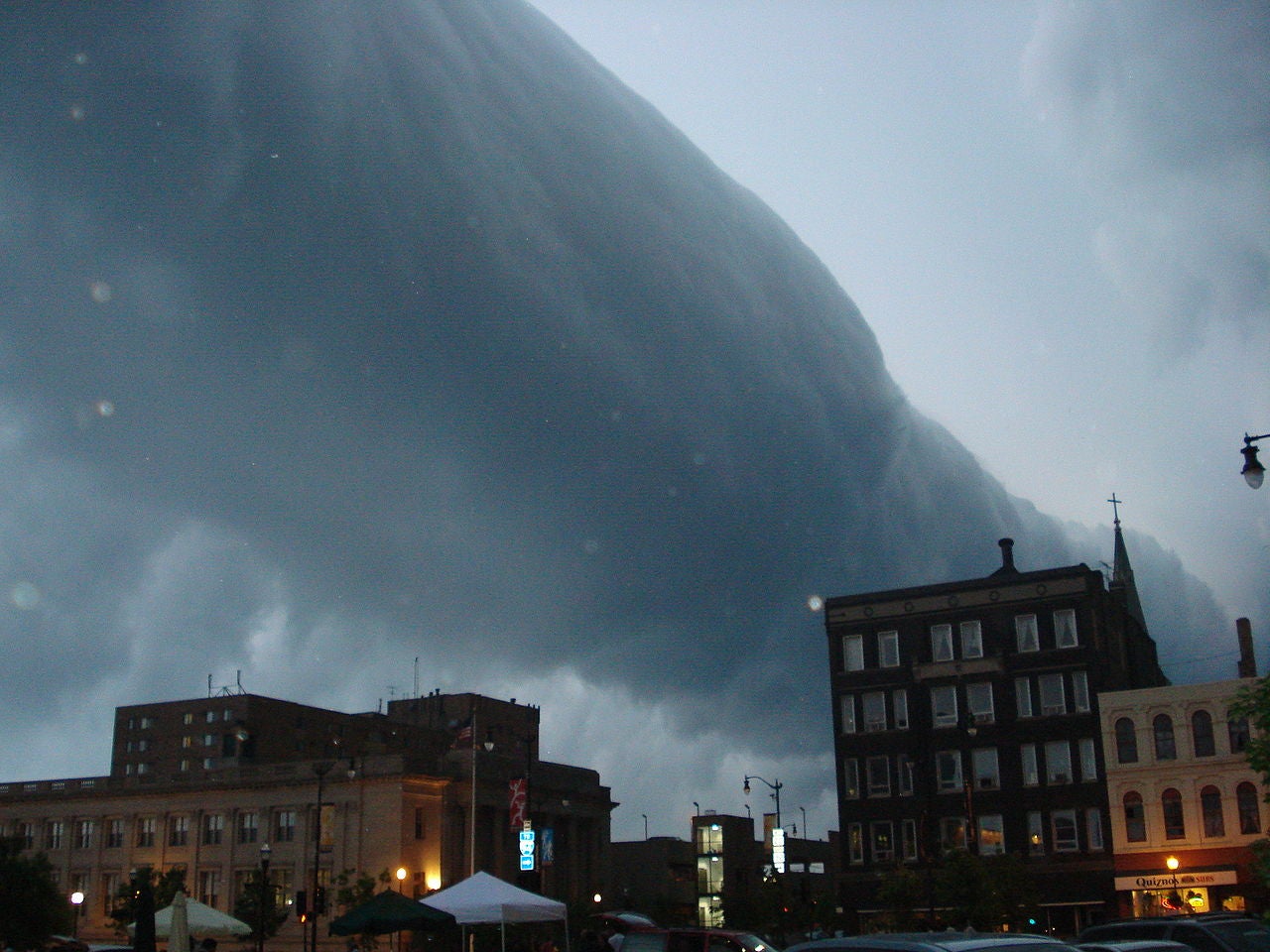 Nube rollo sobre una ciudad de Estados Unidos.