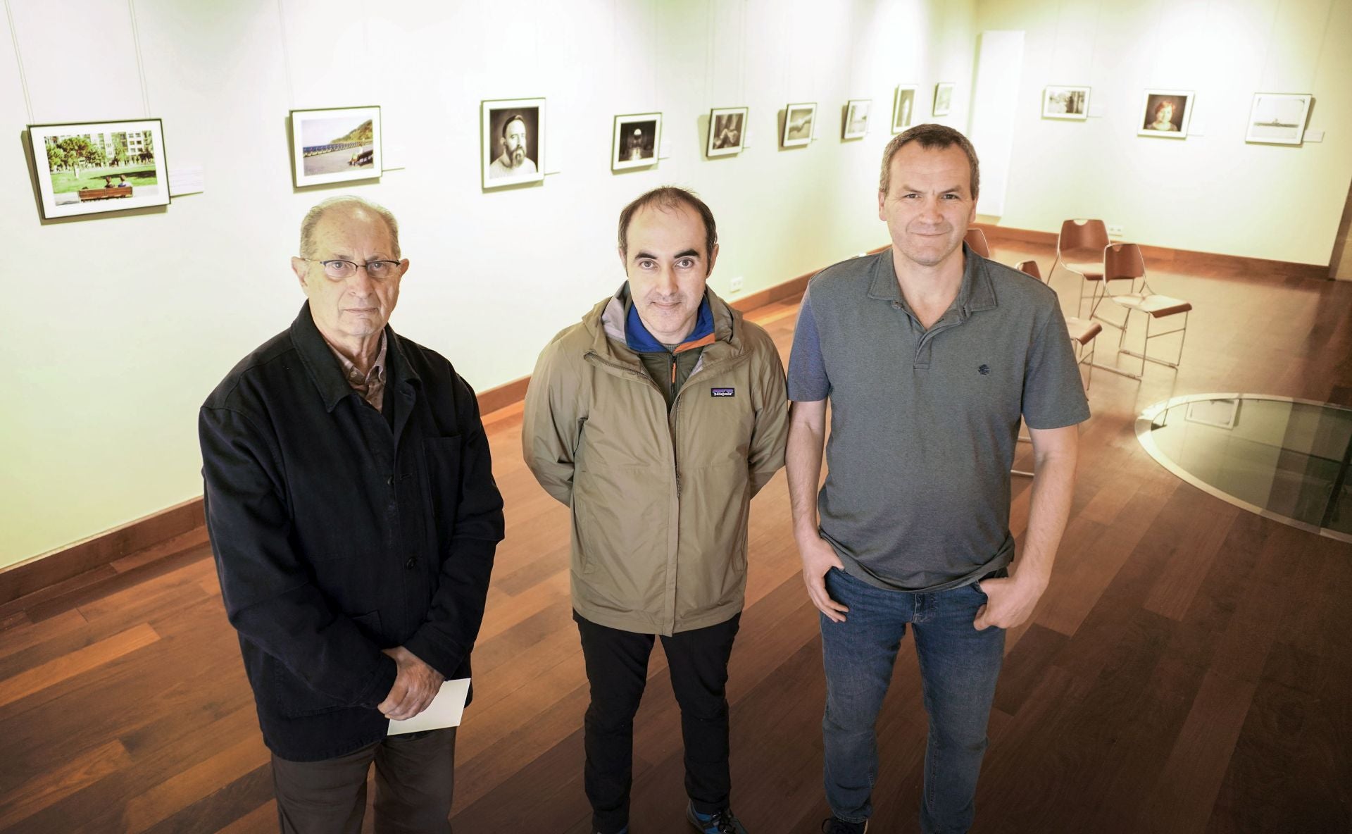 Edorta Kortadi, director del Museo Diocesano, el fotógrafo Bixen Vergara y Mikel Iraundegi, director del Insituto Pío XII.