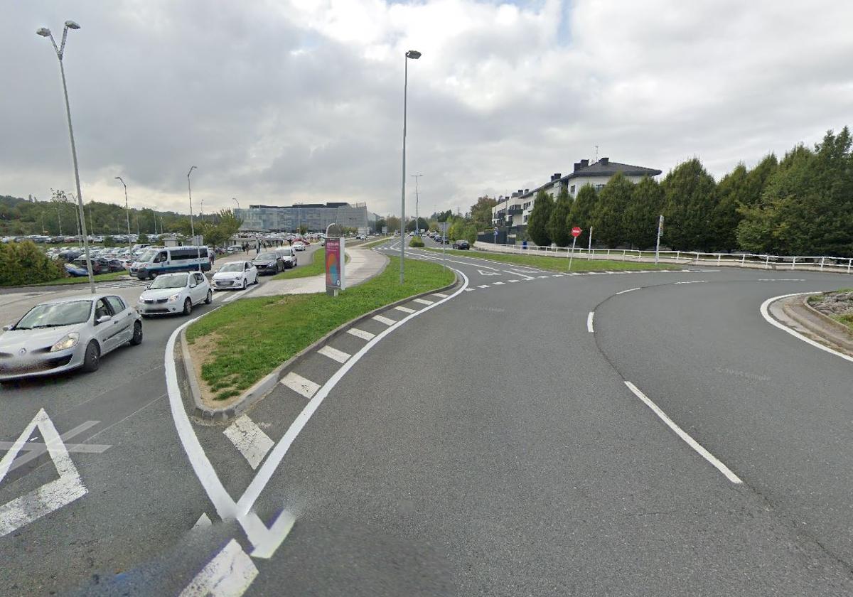 Vista de la rotonda entre el Hospital Donostia y Onkologikoa, donde se ha producido el accidente.