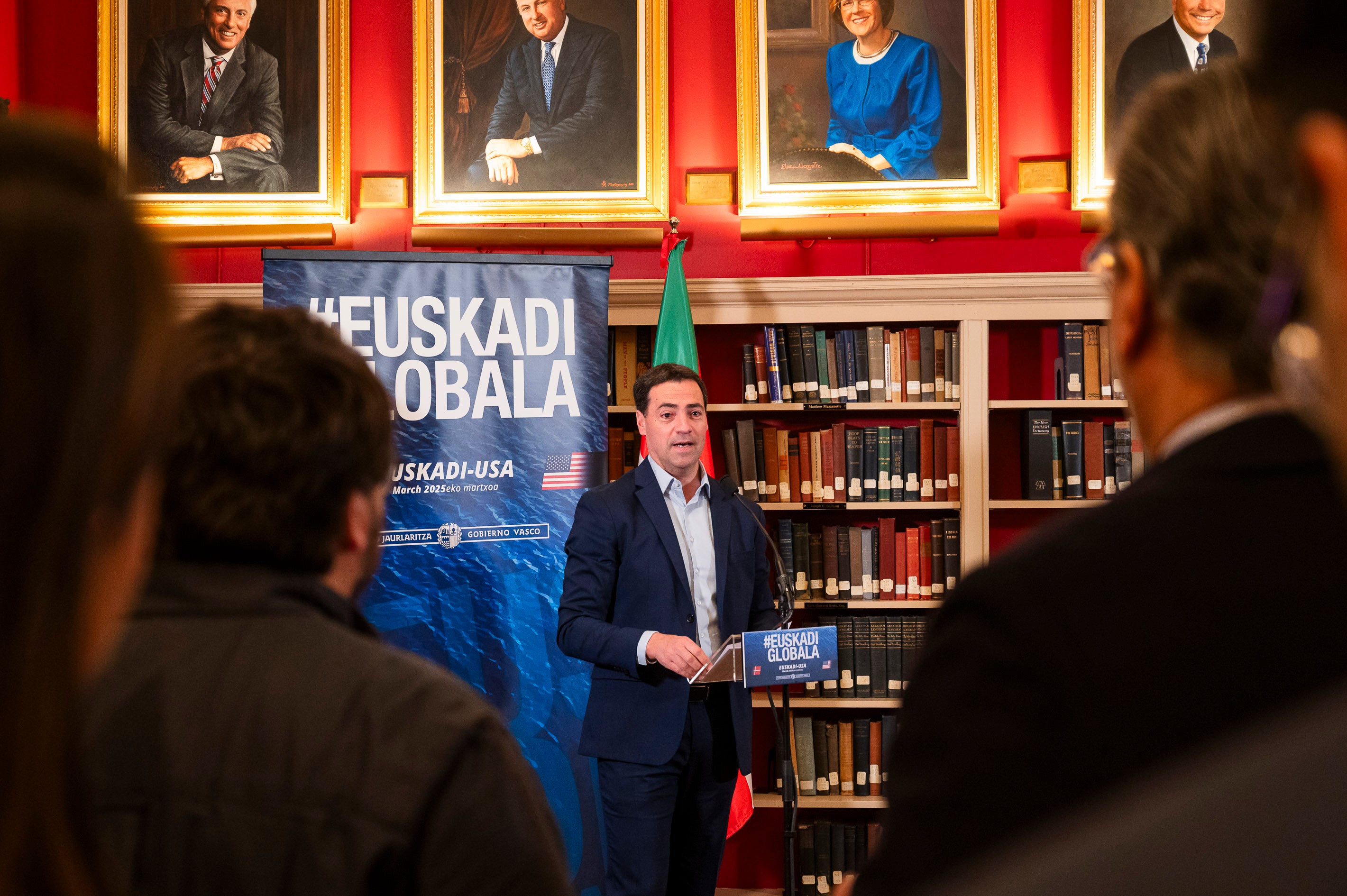 El lehendakari, Imangol Pradales, en su encuentro con la diáspora vasca en Washington.