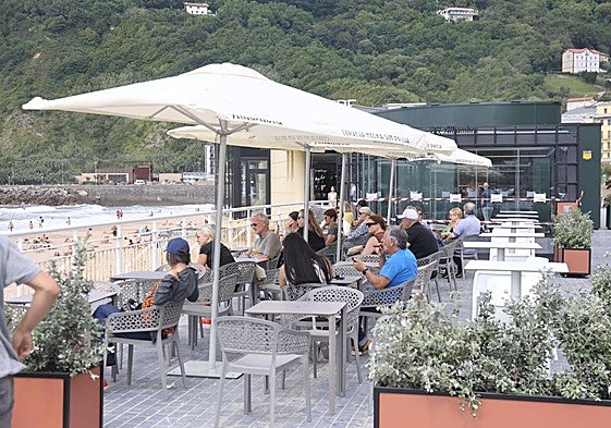 Clientes del Zmare disfrutan de la terraza con vistas a la playa de Zurriola.