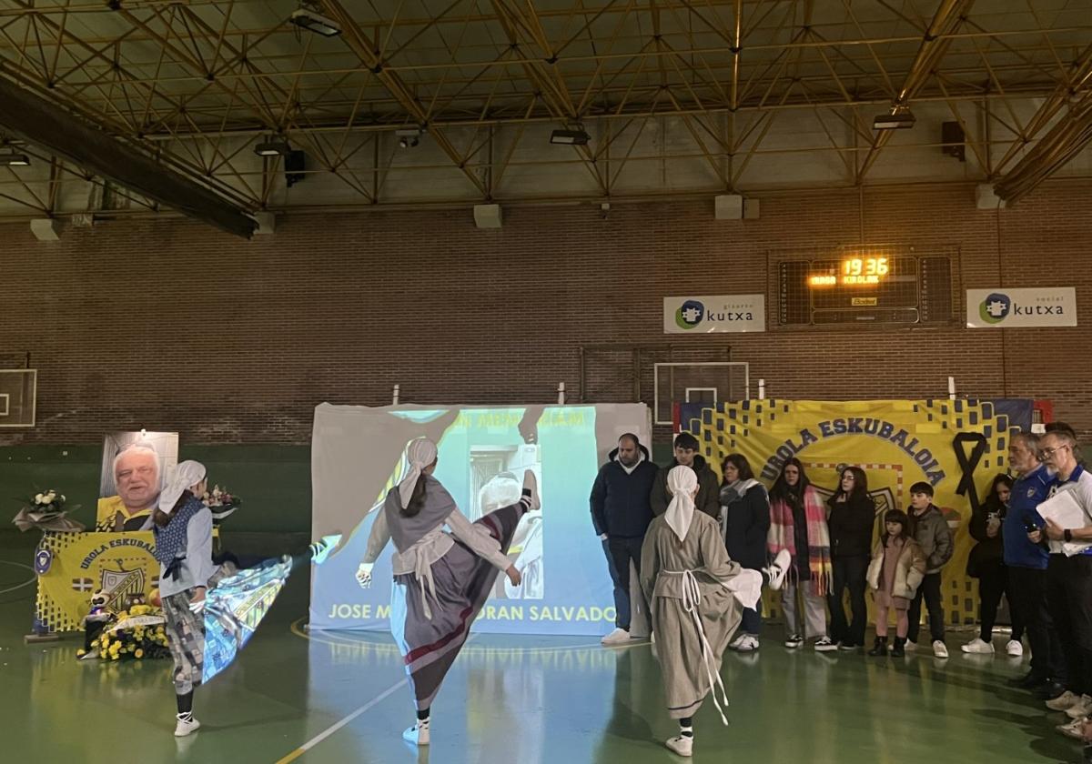 Emocionante aurresku de honor de las jugadoras del club ante la familia de José Manuel Morán.