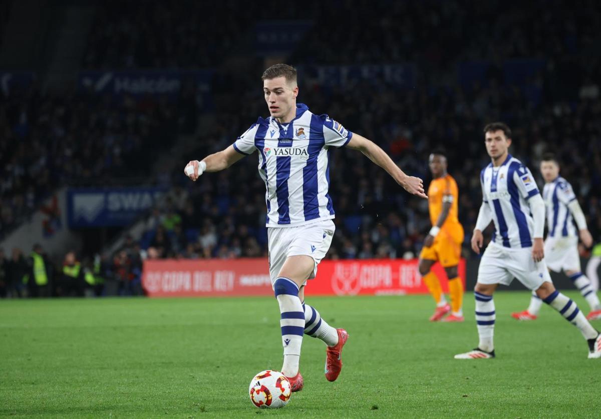 Luka Sucic conduce un balón contra el Real Madrid