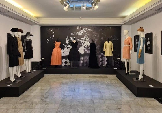 Vestidos de Balenciaga que recogen las exposiciones sobre Balenciaga.