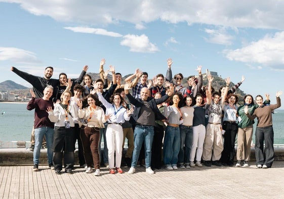 Jóvenes de Austria, Inglaterra, Portugal, Suecia y Albania que forman parte del Parlamento Europeo de los Jóvenes han estado en la ciudad para una serie de conferencias regionales, en las que han participado alumnos de Usandizaga-Peñaflorida, Aldapeta Maria y Deutsche Schule. Y han sido recibidos por el concejal del PSE Iñigo García.