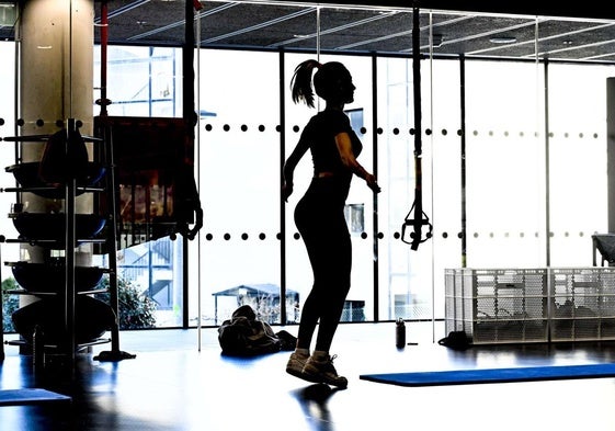 Una mujer se ejercita en el gimnasio del polideportivo de Altza.
