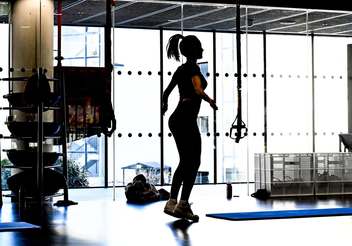 Una mujer se ejercita en el gimnasio del polideportivo de Altza.