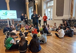 Alumnos y responsables públicos en la cita que ha tenido lugar en el Ayuntamiento.